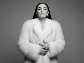 nude gamgirl AllaRoberts