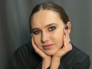 nude camgirl photo AlanaHowlett