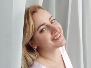 masturbating webcamgirl AlexaDeneuve