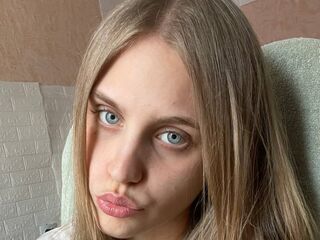 camslut fingering shaved pussy AyannaOverturf