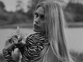 camgirl shaving pussy CharisseBuonomo