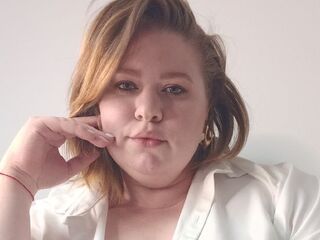 naked camgirl masturbating with dildo ChloeThru