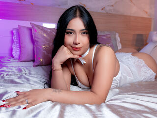 naughty camgirl masturbating with vibrator DianaBardot