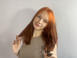 camgirl playing with vibrator DorindaPeret