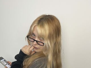 girl shaving pussy EloiseGow
