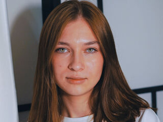 naughty camgirl fingering shaved pussy JaniceHumprey