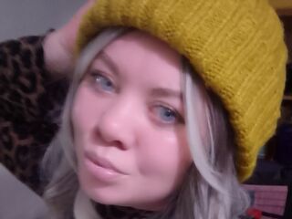 camgirl playing with sextoy KiraMimi