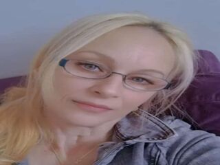 cam girl playing with dildo LadyAzura