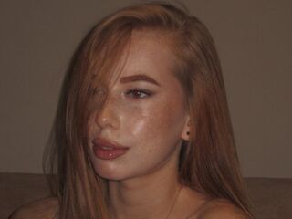 hot cam girl fingering shaved pussy LisaCornerd
