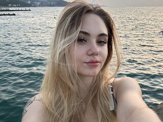 cam girl playing with vibrator LunaMillie