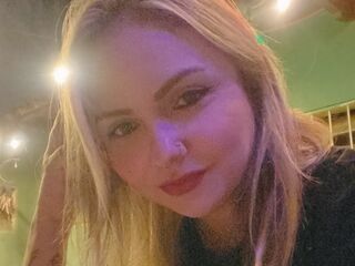 camslut showing tits MonicaCaroline