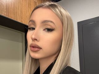 beautiful webcamgirl MyongDegado