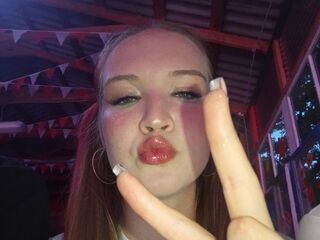 topless cam girl NelleCauthorne