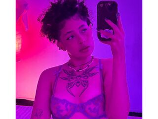 naughty cam girl fingering shaved pussy SayLuna