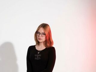 camgirl playing with dildo SuzanGoldstein