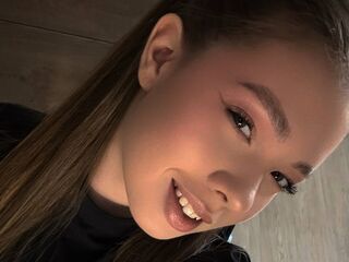 camslut fingering shaved pussy TessaSun